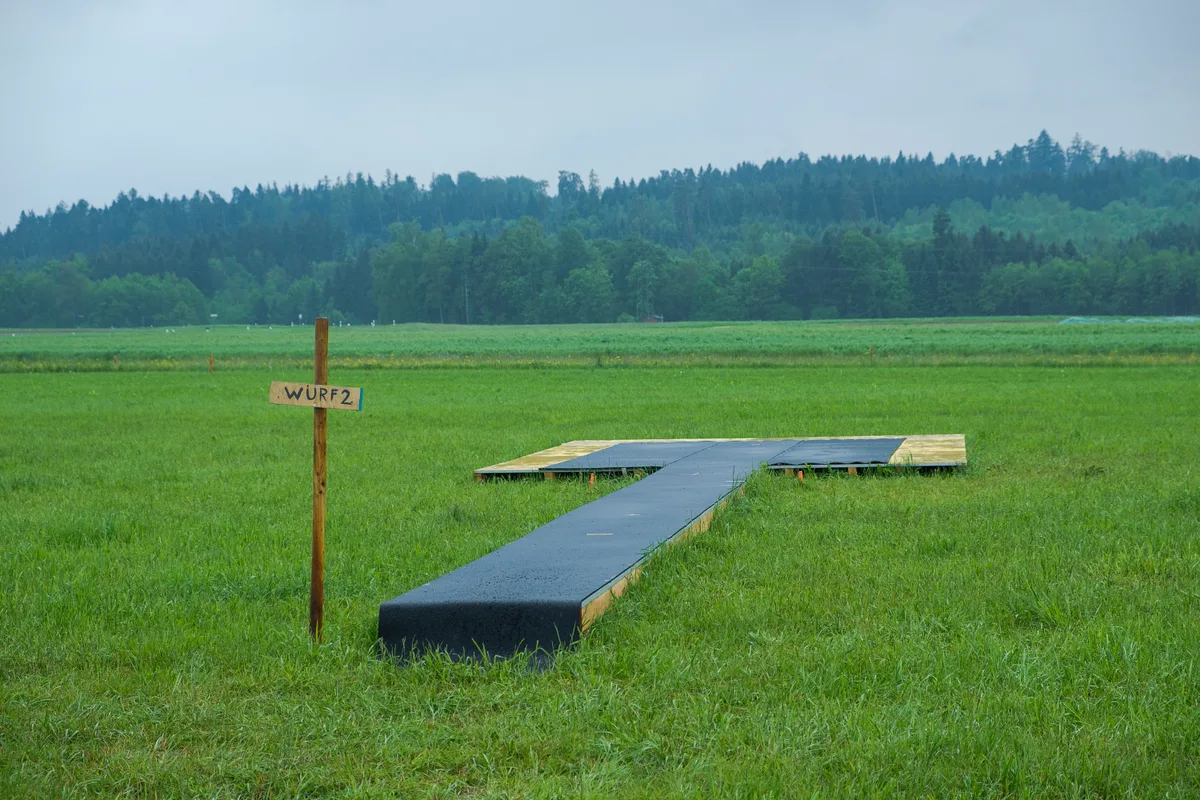 Eine Holzpiste im Grünen.